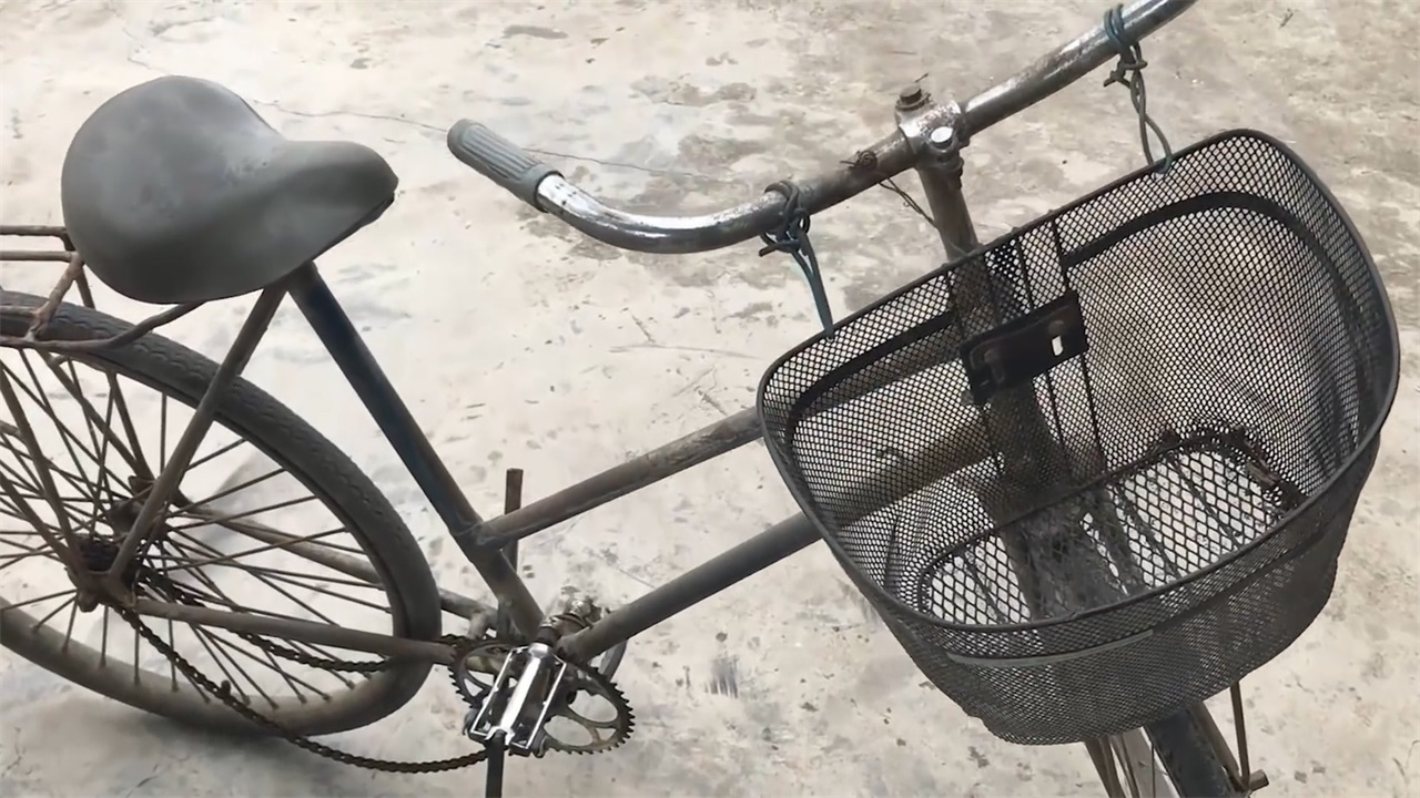  「农村」外国农村老大爷发明新型铁锹，效率提升5倍，10块钱造一