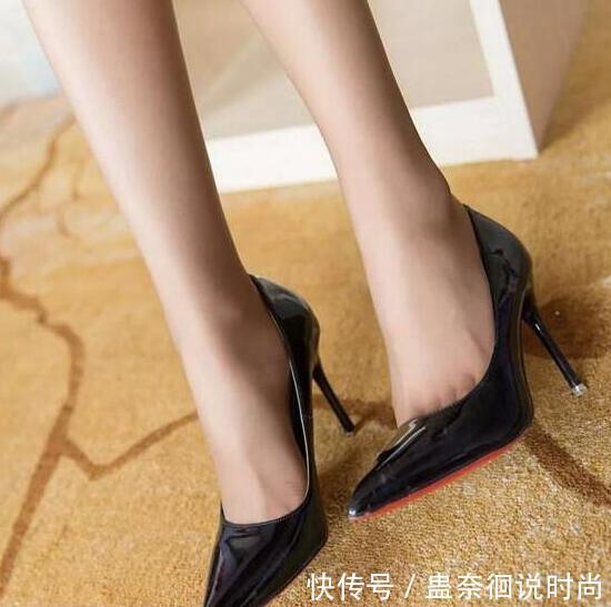 尖头细脚高跟鞋,彰显出光彩夺目的气质,显现不一样的魅力!