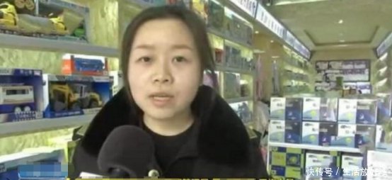 男子购买奶粉之后，店员连忙抢夺小票不交小票就不准走！