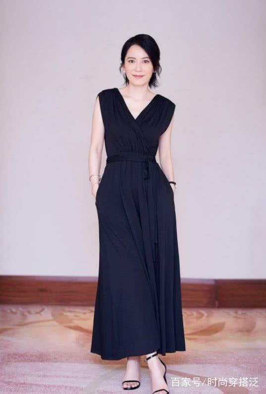 当48岁雪姨遇上47岁俞飞鸿,终于见识到优雅与高贵的差别了