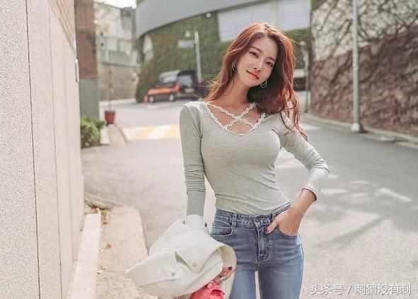 牛仔裤展现出小姐姐的曼妙身材，衬托的女人美貌动人！