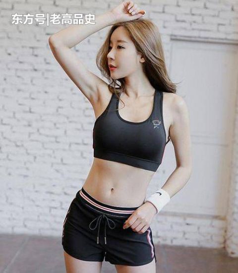  美女：紧身打底裤：个性前卫的美女，秀出傲人曲线，焕发时尚气息！