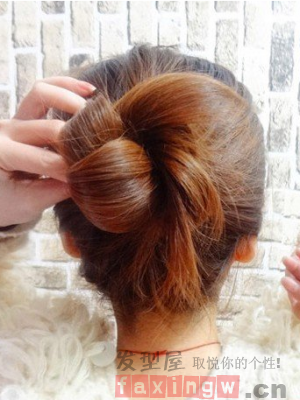 自己简单盘发技巧 扎出最时尚的盘发发型