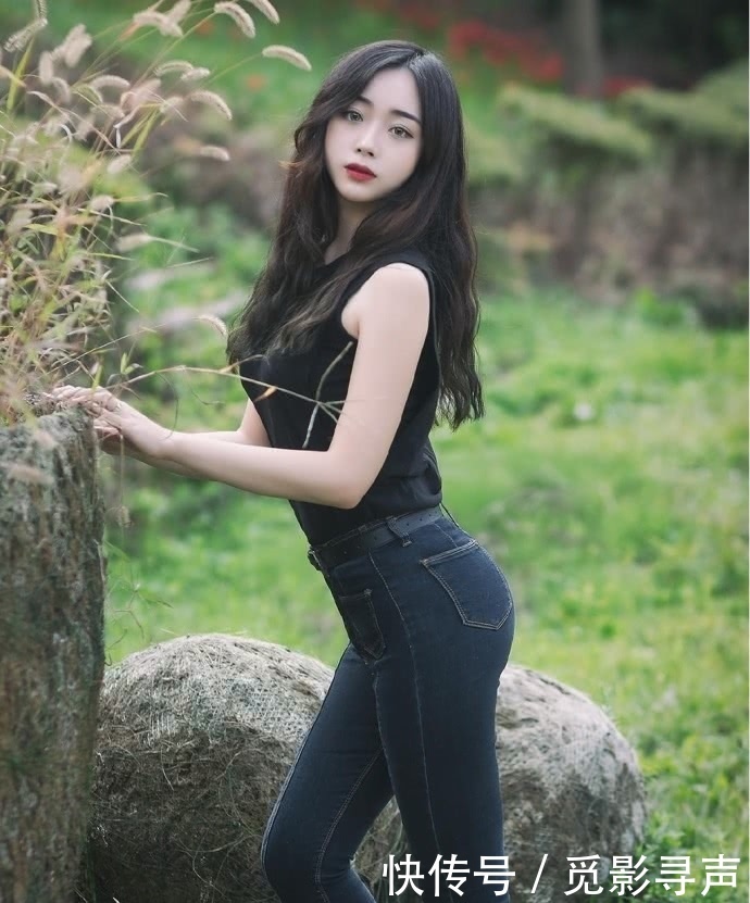 你们最爱的紧身牛仔裤小姐姐，修身紧绷的裤子搭配黑色上衣，显得