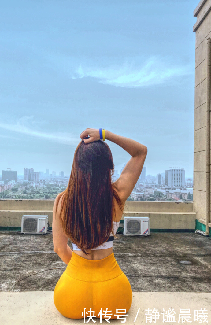 时尚美拍：青春优雅的紧身裤美女，高挑曼妙的身姿，十分撩人！