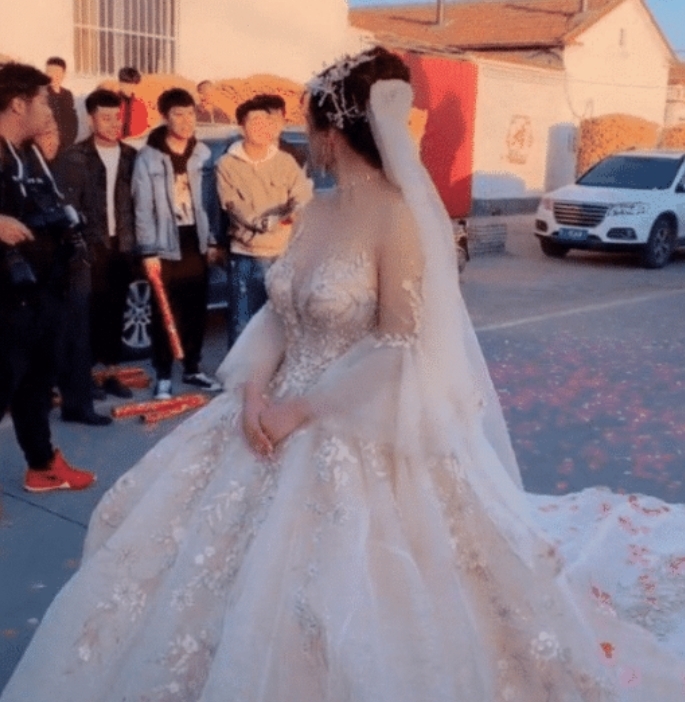 位新娘子|抖音“最洋气新娘”火了,穿“无痕暗纹婚纱”引关注,网友:羡慕新郎!