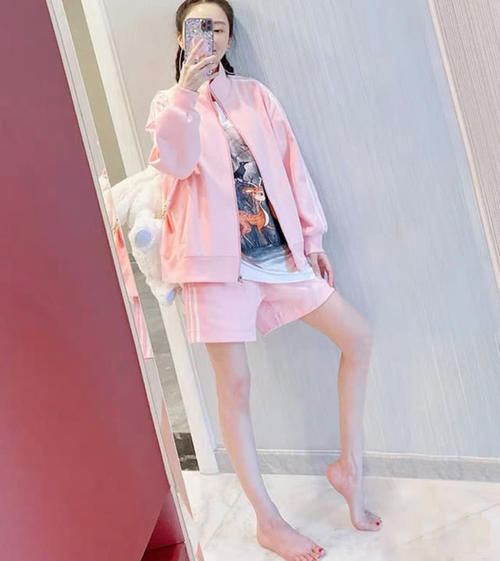 『墙根』李小璐晒美照秀完美身材,墙根却P变形,腿形与未修图对比差距大