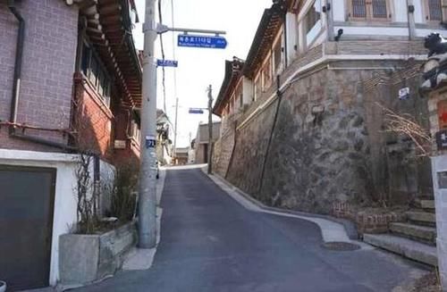  「老司机」开车遇到窄路怎么办？老司机教你4招，新手司机也能安