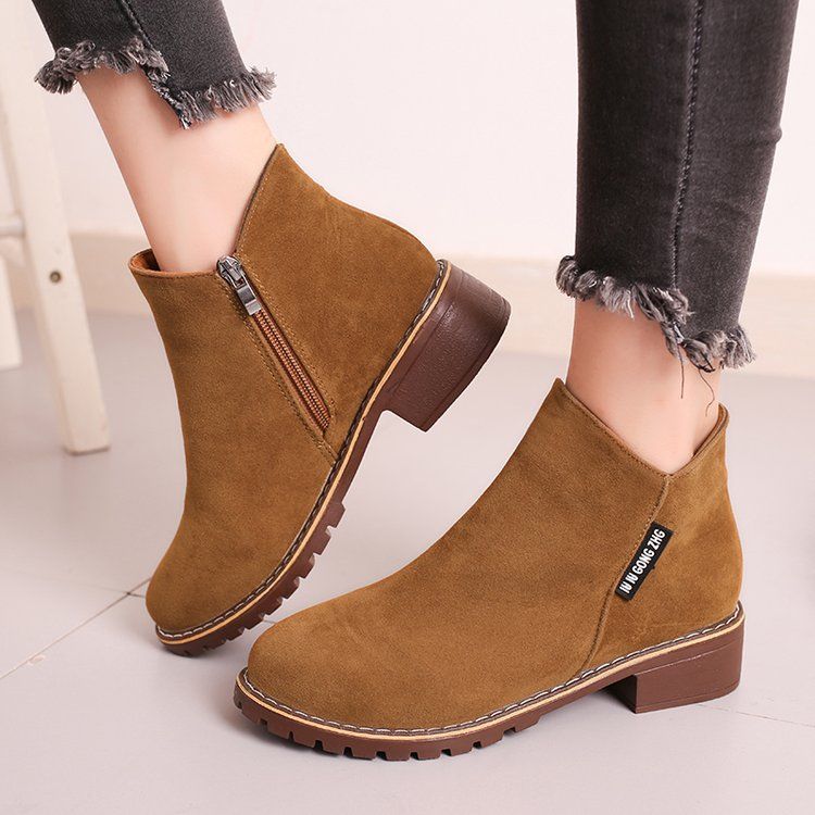 女人再穷也不要穿得太邋遢，今年流行这几款马丁靴，美爆了