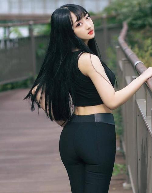 气质优雅的长腿女神，搭配紧身打底裤，展现青春张扬感！