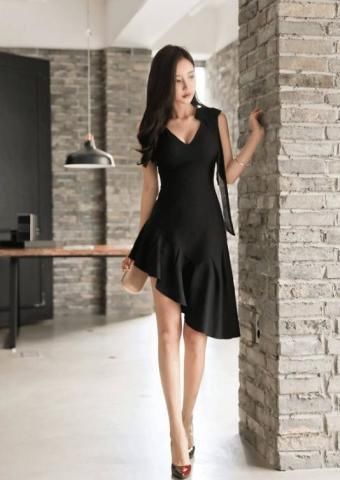 黑色连衣裙美女的个性和美丽，是否让你心动不已，念念不忘！