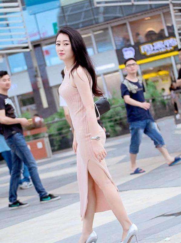 街拍：美女的S型身材完美的展现,小姐姐再热也能有好心情