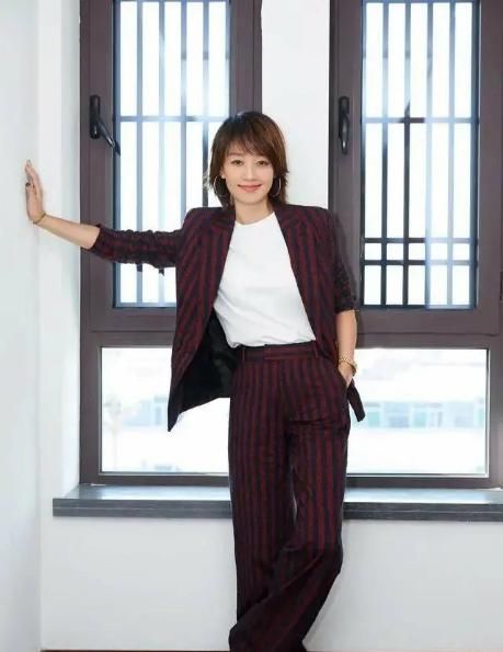  『开挂』马伊琍气质开挂了，黑色抹胸连衣裙配水波纹短发，又飒又美