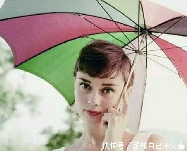 『赫本』诗丽吉撑“小洋伞”漫步,风情卓越比肩赫本,宛如油画美人在世!