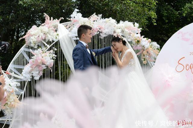 [队友]因驰援武汉推迟婚礼 今天他为妻子补上梦幻婚礼，队友们列队送祝福