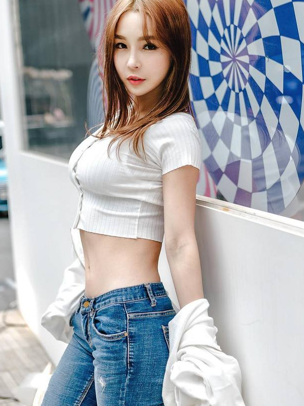 知性优雅的牛仔裤美女,魅力十足,让人百看不厌!