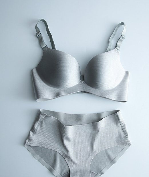 网友都说:晚上穿这一片式文胸，是个人都逃不出你的五指山