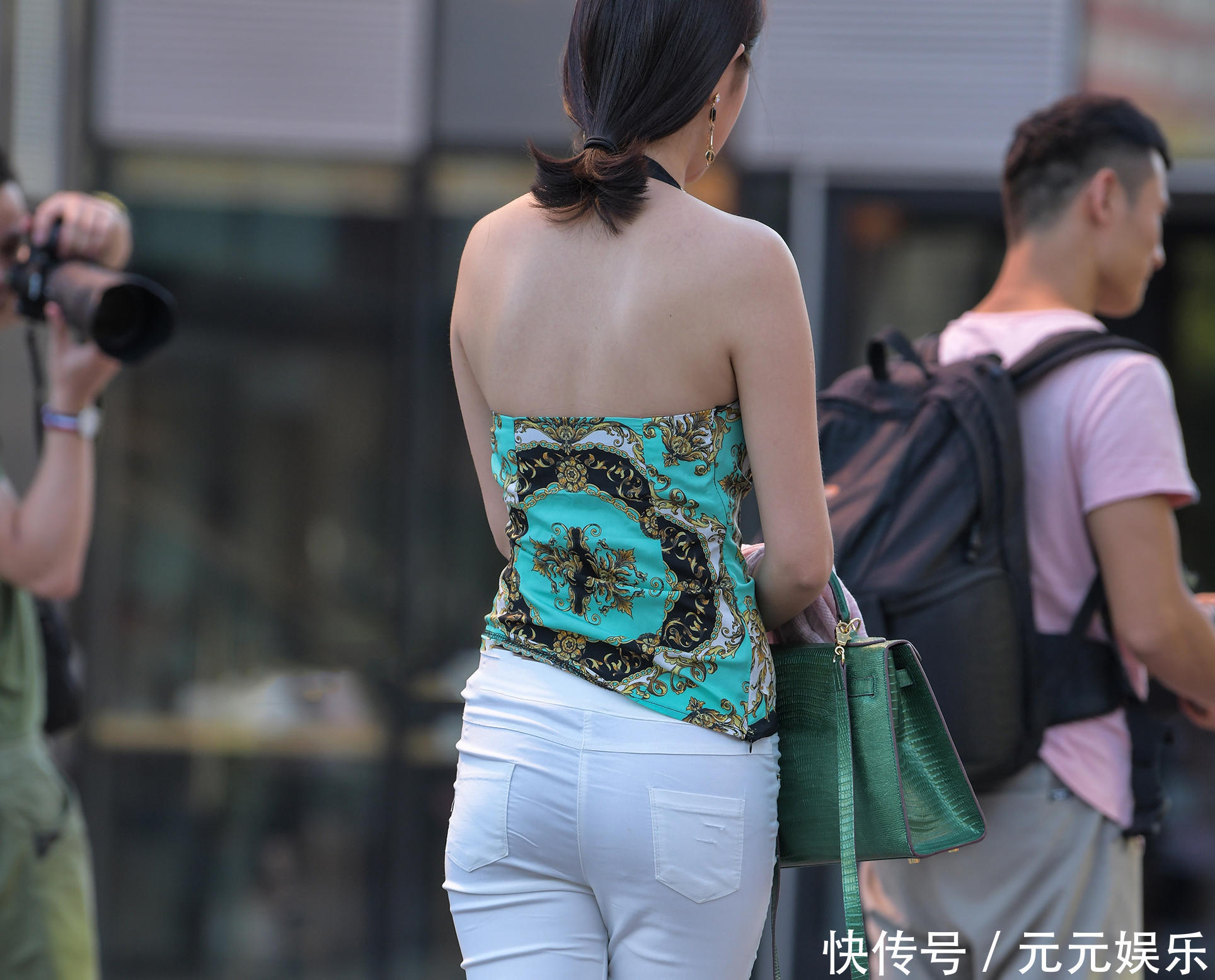 俏皮小姐姐吊带露背背心，将她肚子上那嘟嘟赘肉变得呆萌可爱，让