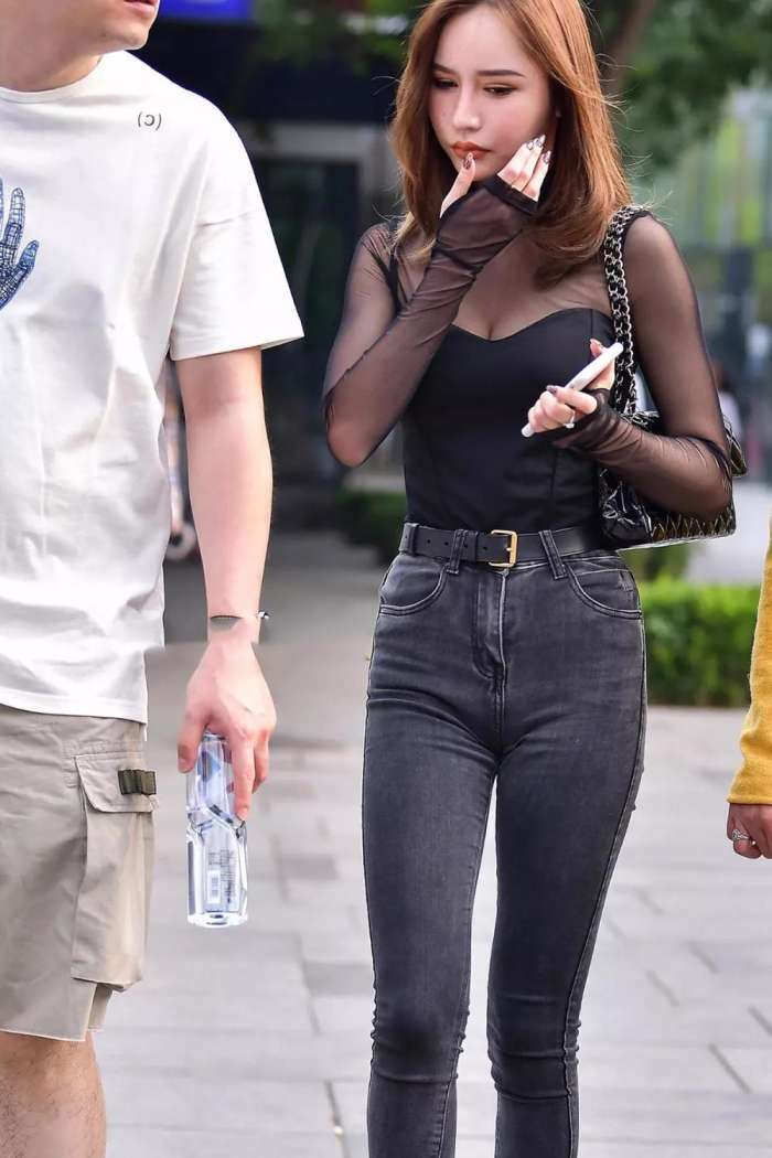 街拍: 宽腚紧身牛美女姐姐, 身姿丰润饱满, 事业线藏不住!