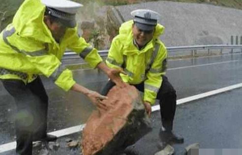 高速上行驶时，遇到石块是躲还是撞？老司机：再说最后一次，记好