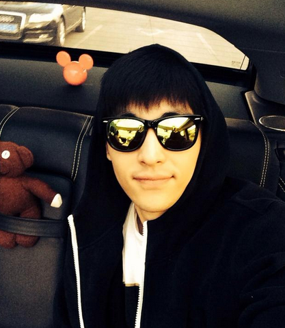 邓伦的生活照，真不是舞台上看到的那样，最后一张笑出法令纹！