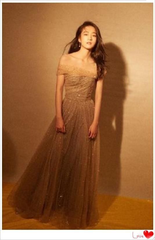 当21岁张雪迎撞上29岁杨颖，网友：寡淡脸与明艳脸的差距一目了然