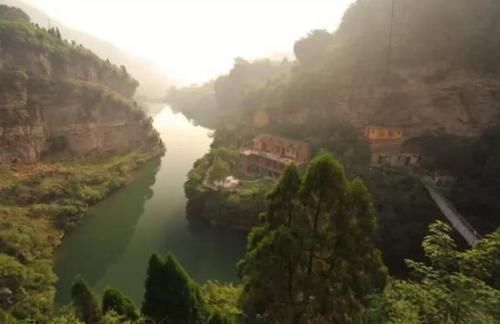 『出门』中国最“隐秘”村庄:藏在井底几千年,想出门得爬2000级台阶