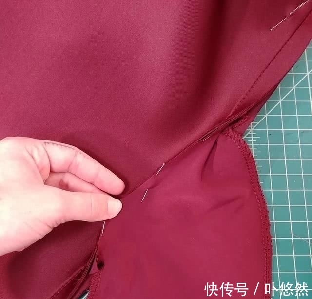 『添加』礼服这样设计才独具一格,原来是从胸前添加褶皱,更加立体有质感