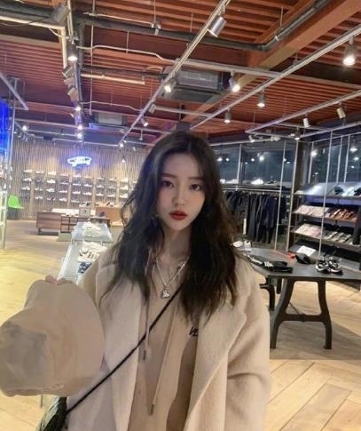卫衣@“可爱精”洪智允上线!麦色大衣搭配同色系卫衣,保暖又有气质!