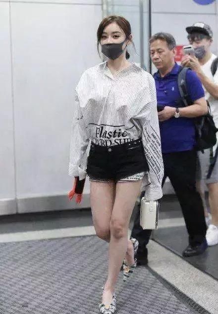 佟丽娅牛逼啦！运动裤穿出三角裤效果，网友：袁姗姗都没你敢穿！