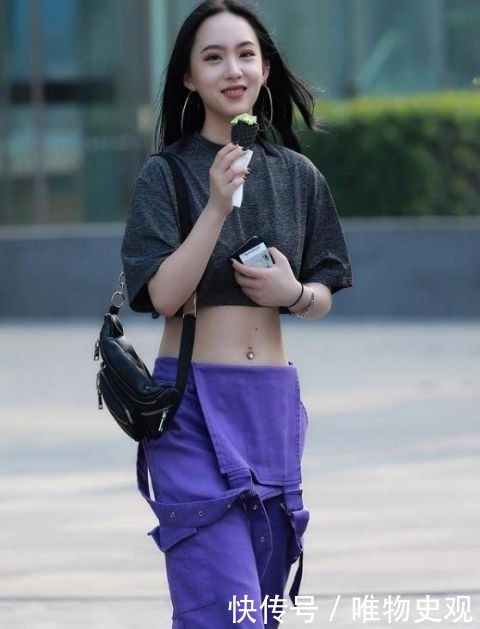  完美@街拍：娇小玲珑的小姐姐，一件白色衬衫配黑色短裙，时尚完美身姿