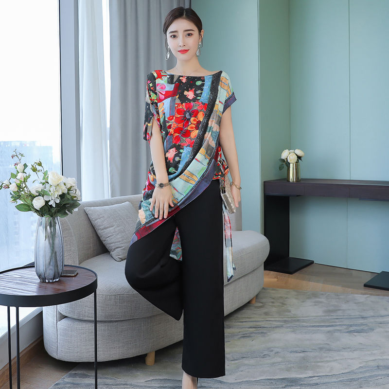 嫂子去香港旅游，回来穿的时尚套装太迷人啦!举手投足满满女神范