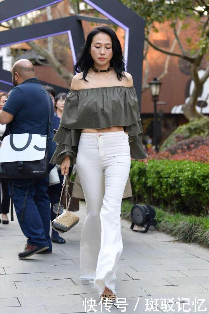 街拍: 图一气质迷人的美女穿露肩上衣配白色喇叭裤，漂亮熟女一枚