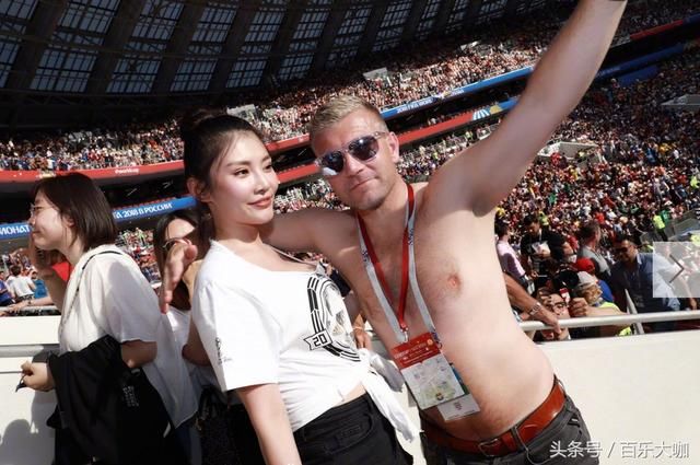 好身材尽在俄罗斯，大嫂徐冬冬看球被揩油，球迷扑一次比进球还高