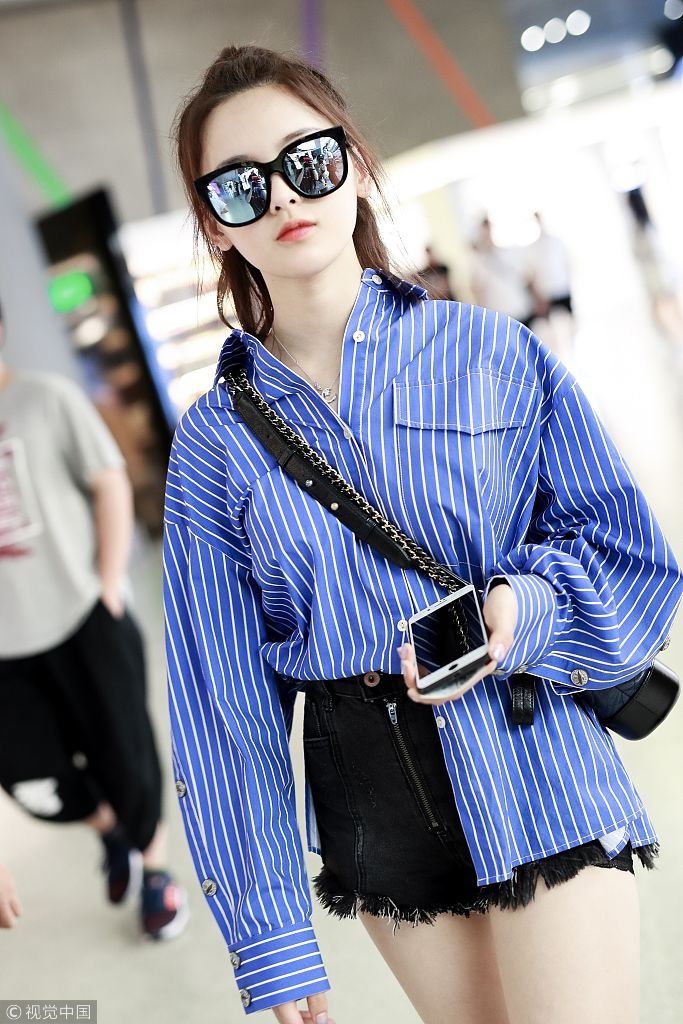 杨超越新歌“破音”反圈粉捂嘴偷笑 条纹衫慵懒秀美腿星味十足