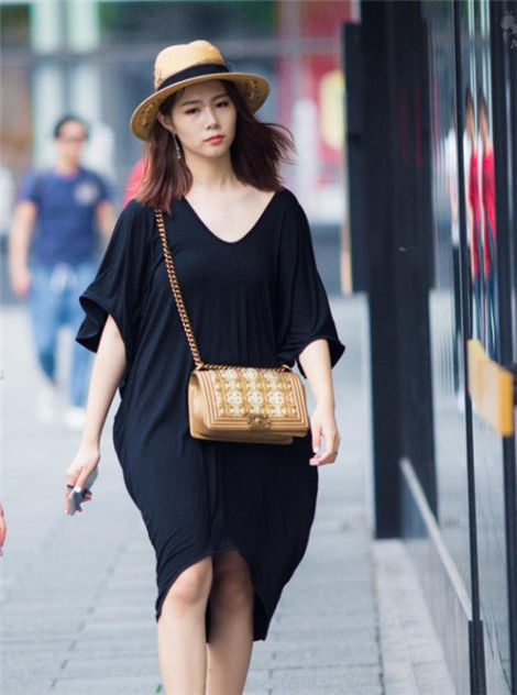  难忘@街拍：简洁大方的小美女，穿搭靓丽动人，让人难忘