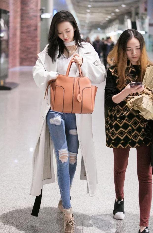 王鸥现身机场, 一条牛仔裤秀曲线, 网友: 气质真的很重要