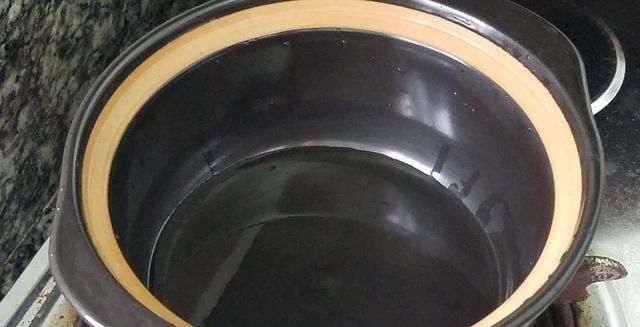 「家常菜」砂锅里倒进10块钱粉肠、原来这么好吃、家常菜做法、超简单