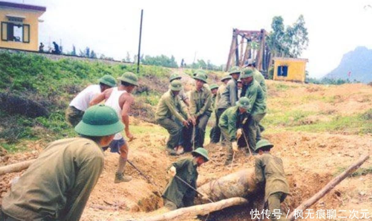  『发财』越南人十年间一直在清除战争遗留的炸弹，有的炸弹比人还粗，每次挖到也是发财！
