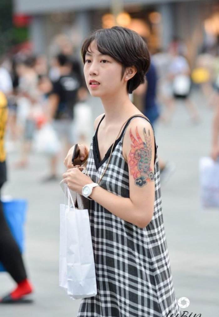 街拍: 倾国倾城的小姐姐, 迷人又性感