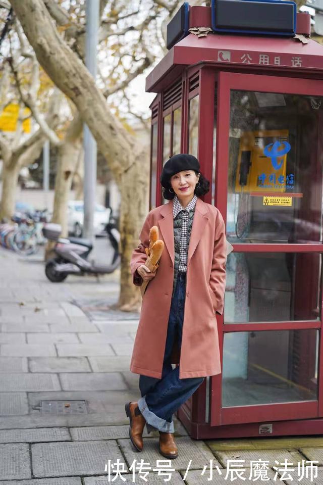  用配饰来■50岁以后女人如何提高衣品？学会这2点穿搭变美经，2020从美开始