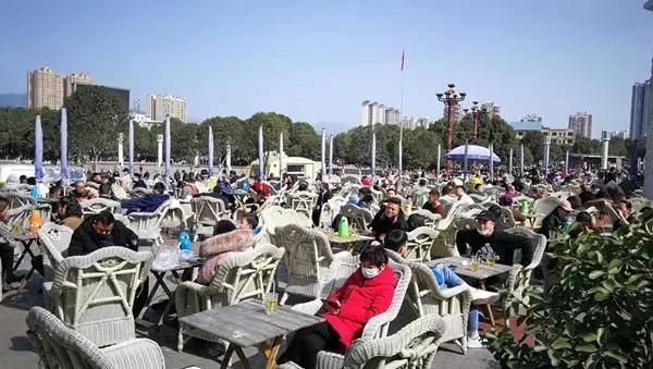  「炸锅」四川广元市民摘口罩扎堆喝坝坝茶，网友炸锅