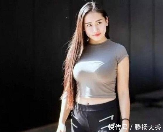 「优雅」优雅时尚的街拍:美女彰显女人味,每一时刻都事时尚瞬间