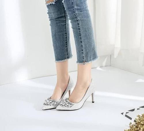 精致到极致的女人,总对尖头浅口的高跟鞋情有独钟