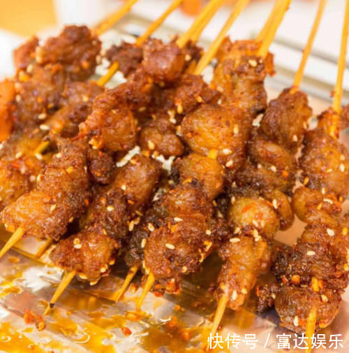 中国游客去巴铁吃烧烤,一串吃到撑,服务员说出价格时却愣住了!