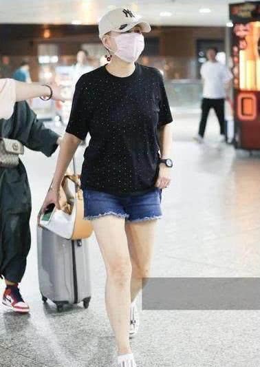 张凯丽穿短裙露大腿被嫌弃，网友吐槽：多大岁数了还敢这么穿
