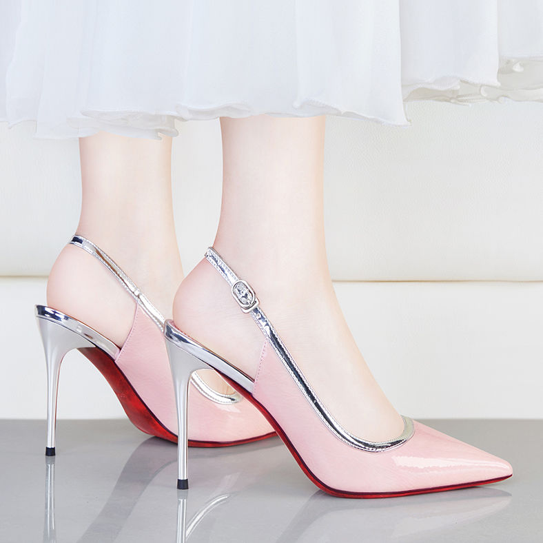 细跟高跟鞋会让你变得自信而优雅，它给予你的骄傲，谁也代替不了