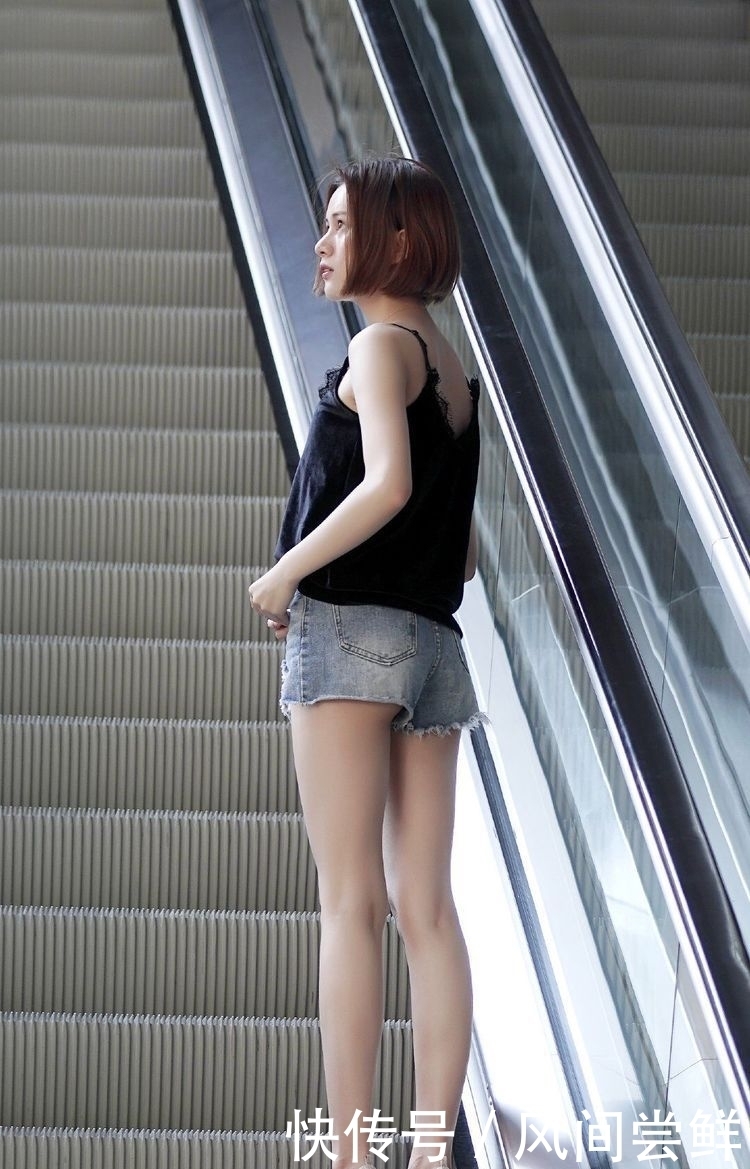 皮肤很|街拍:小姐姐身穿白色长裙,样子非常可爱,很有少女范