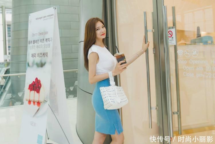 小姐姐身穿修身包臀裙，秀出白皙美腿,展露女性迷人魅力！!