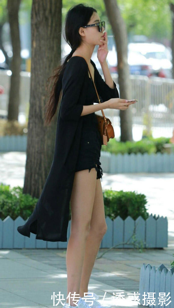 气质小姐姐那迷人的曼妙身姿，随意一站就是最美的风景线，吸烟的